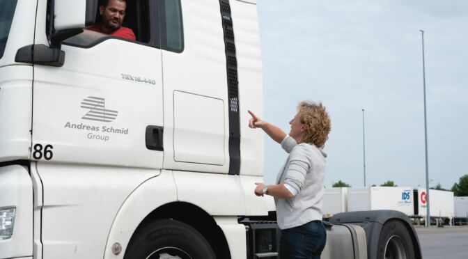 LKW Fahrer Andreas Schmid Group mit Fuhrparkleitung